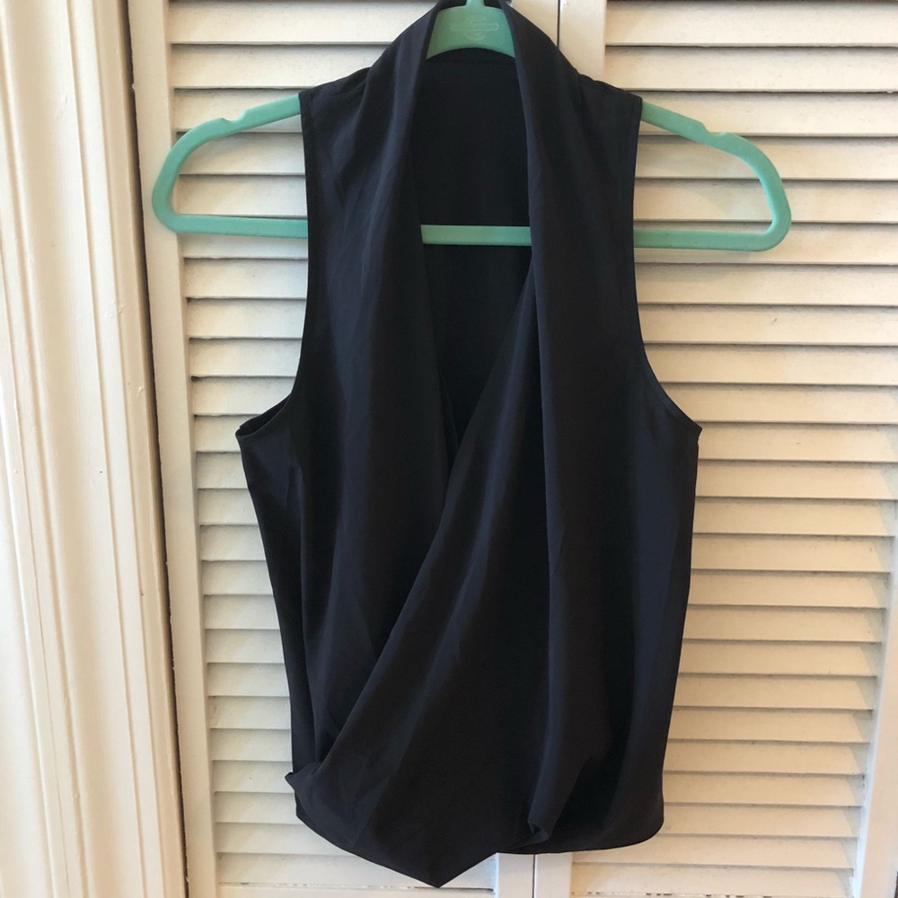 Lululemon black top